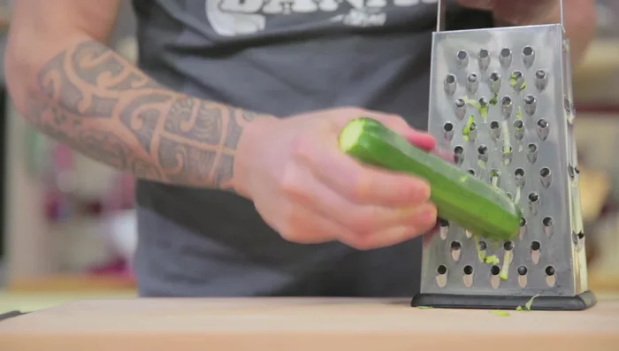 Grattugiare le zucchine.