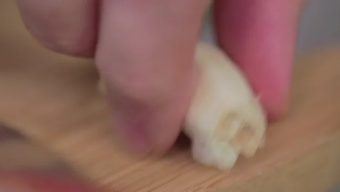 In una padella calda, aggiungere un giro d'olio e l'aglio tritato. Farlo soffriggere leggermente.