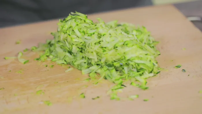 Aggiungere le zucchine grattugiate e farle cuocere.