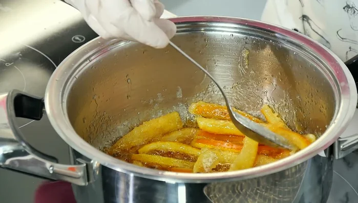 Trasferire le scorze sulla teglia, cospargendole con 50-60g di zucchero semolato (o di canna).