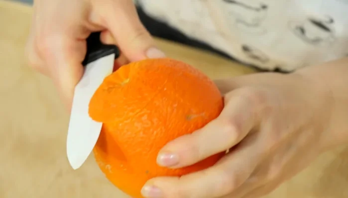 Sbucciare le arance e i limoni, mantenendo una buccia spessa e spugnosa.