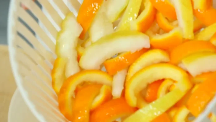 Mettere le scorze in ammollo in acqua in una centrifuga per insalata, cambiando l'acqua più volte (per eliminare l'amaro).