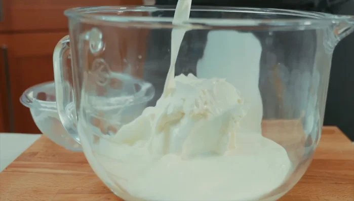 Preparare la chantilly: montare il mascarpone con panna fresca, vaniglia, caffè liofilizzato, zucchero a velo e scorza di limone grattugiata in planetaria. Non montare troppo.