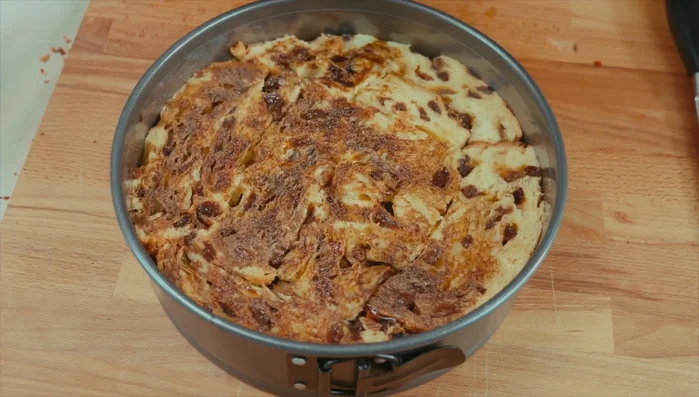 Ripetere gli strati: bagnare un altro strato di panettone, chantilly, e frutta secca.