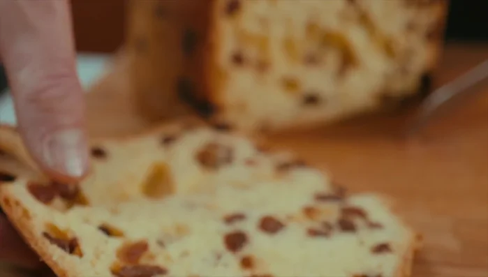 Tagliare il panettone a fette di 1 cm di spessore e rivestire uno stampo a cerniera da 20 cm.
