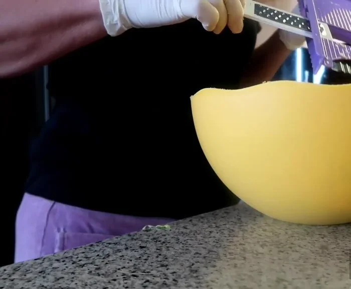 Grattugiare la carota.