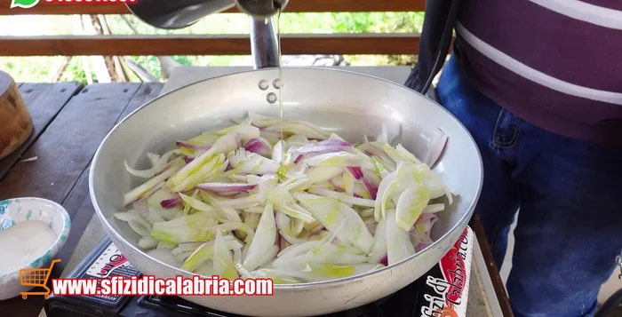 Mettere i cipollotti in una padella con un giro d'olio e cuocere a fiamma alta, mescolando, fino a quando iniziano ad attaccarsi al fondo.