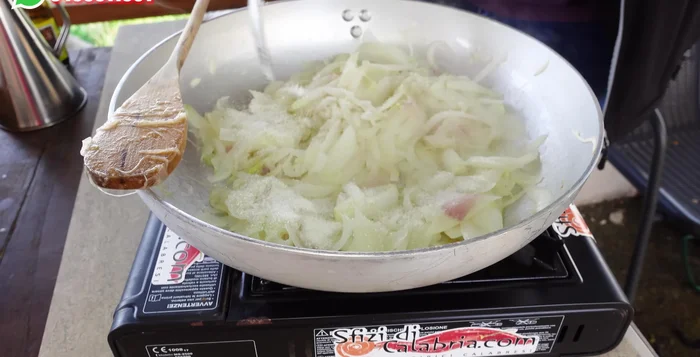 Aggiungere lo zucchero (2 cucchiai e mezzo per 1,5 kg di cipollotti).