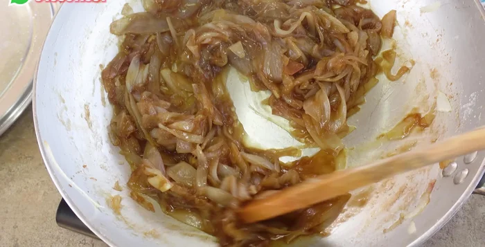 Aggiustare di sale e pepe, e aggiungere peperoncino a piacere.