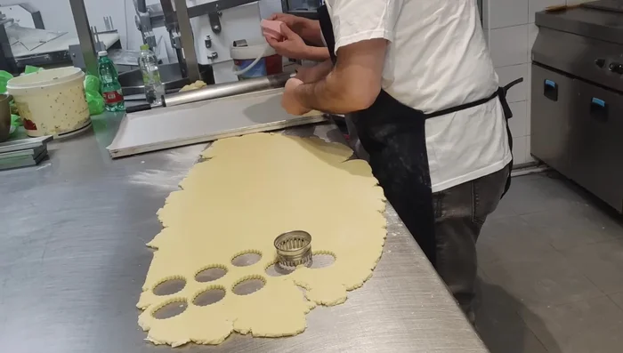 Utilizzando stampini a forma di cuore (o la forma desiderata), ricavare i biscotti.