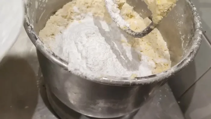 Aggiungere lo zucchero a velo (260g) e sabbiare nuovamente, senza impastare.