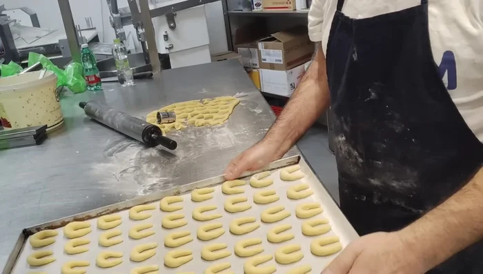 Infornare i biscotti in forno preriscaldato a 170°C per 12-15 minuti.