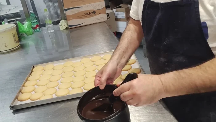 Lasciare raffreddare completamente i biscotti.