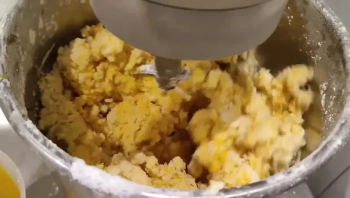 Impastare brevemente la frolla fino ad ottenere un composto omogeneo (circa 2 minuti).