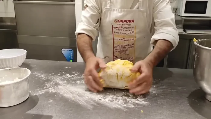 Spolverare il piano di lavoro con farina e stendere la frolla con il mattarello ad uno spessore di 4 mm.