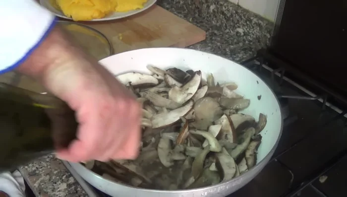Aggiungete i funghi e fateli appassire per 4-5 minuti (324.08).