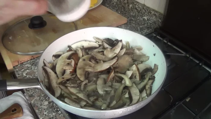 Aggiungete una spruzzata di vino bianco (opzionale), pepe macinato fresco e sale (330.52).