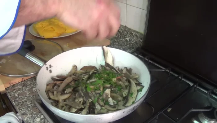 Cuocete per circa 20 minuti, o fino a quando i funghi saranno cotti (344.759).