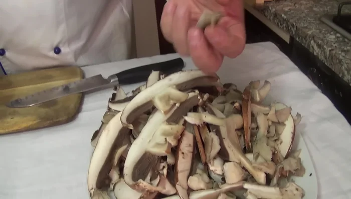 Pulite e tagliate i funghi a metà nel senso della lunghezza (53.96).