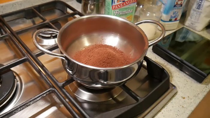 Setacciare il cacao amaro per eliminare eventuali grumi.