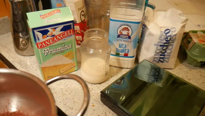 Mentre il latte si scalda, in una ciotola, mescolare lo zucchero e la fecola di patate (o amido di mais/maizena).