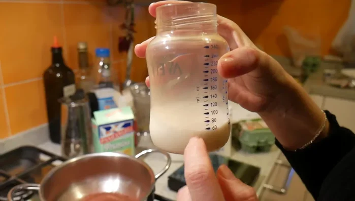 Aggiungere un goccio di latte caldo al composto di zucchero e fecola per scioglierlo meglio.