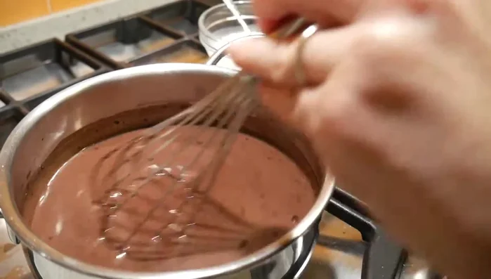 Mescolare continuamente fino a raggiungere una consistenza cremosa e far bollire per 5 minuti.