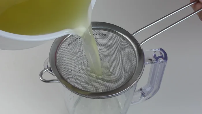 Filtrare lo sciroppo ottenuto con un colino a maglie fitte.