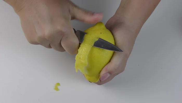 Con un coltello affilato, rimuovere la buccia di 3 limoni, evitando la parte bianca. Mettere le bucce da parte.