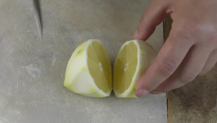 Spremere il succo dei limoni e filtrarlo con un colino a maglie fitte per eliminare semi e filamenti. Ottenere circa 250 ml di succo.