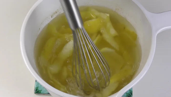 Togliere dal fuoco e aggiungere il succo di limone. Mescolare leggermente e lasciare raffreddare completamente.