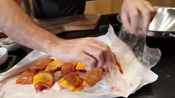 Preparare il pollo tagliandolo a pezzi.