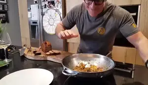 Pollo alla Cacciatora: Ricetta facile e gustosa di Chef Max Mariola