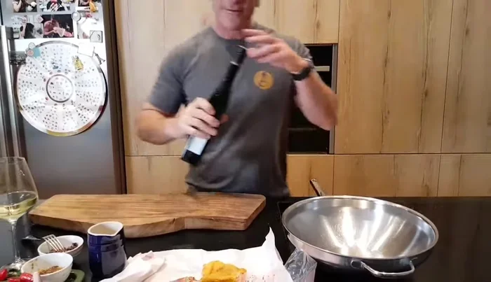 In una padella capiente, aggiungere olio extra vergine di oliva.