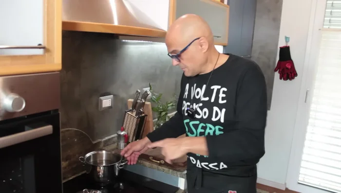 Riempi una pentola da 3 litri per metà con acqua. Iniziare a farla poi se è il caso aggiungo acqua.
