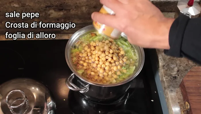 Aggiungere sale e pepe a piacere, peperoncino facoltativo.