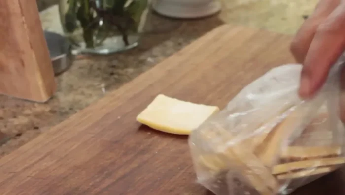 Aggiungere le croste di formaggio grattugiate.