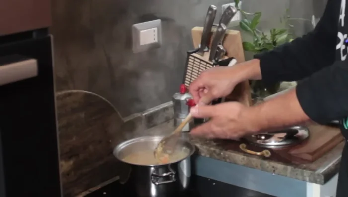 Mescolare bene la zuppa dopo un'ora di cottura.