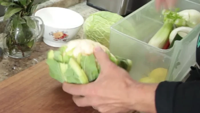 Aggiungere tutte le verdure tagliate a pezzetti piccoli (cavolfiore, sedano, carota, zucchina, cipolla).