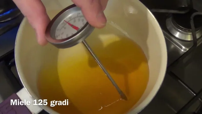 Portare il miele a 125°C e lo zucchero a 140-145°C usando un termometro da cucina.