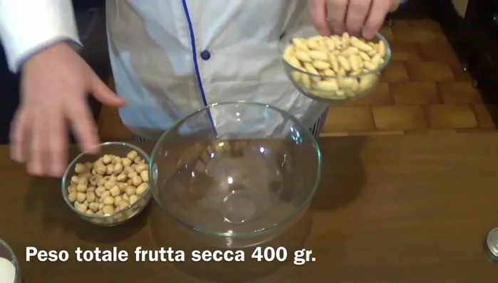 Tostare le nocciole e le mandorle nel microonde per 30 secondi.