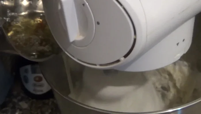 Aggiungere il miele caldo (a filo) alla meringa, mescolando delicatamente. Aggiungere poi lo zucchero caldo, sempre a filo e mescolando delicatamente.