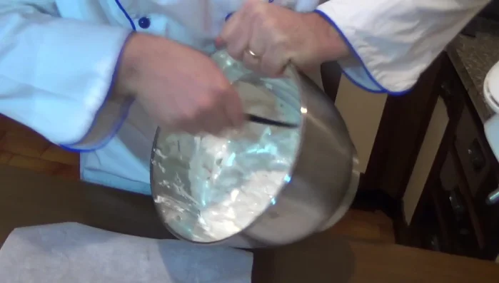 Versare il composto in uno stampo rivestito di carta da forno, coprire con altra carta da forno e pressare bene. Lasciare riposare in luogo fresco e asciutto per almeno 12 ore.