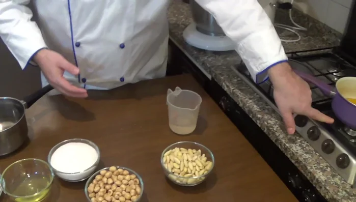 Mettere il miele in un pentolino e scaldarlo a fuoco basso. In un altro pentolino, mettere acqua e zucchero e sciogliere parzialmente lo zucchero.