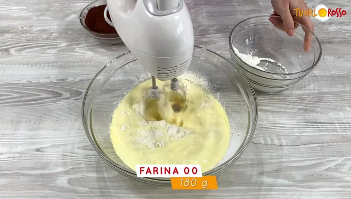 Aggiungere la farina 00 e il cacao amaro in polvere, lavorando con le fruste fino a ottenere un composto omogeneo.