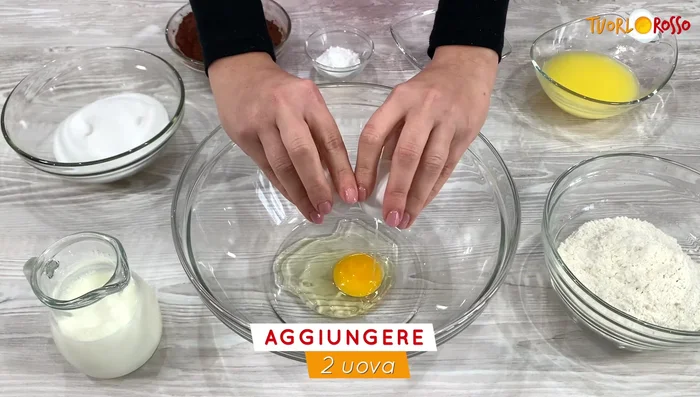 In una ciotola, aggiungere due uova a temperatura ambiente. Lavorare con le fruste elettriche.