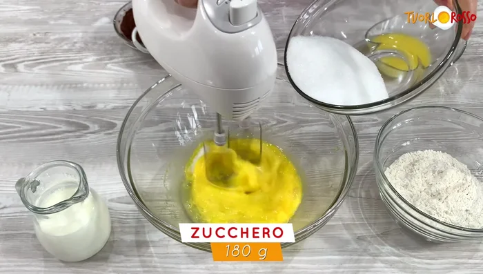 Aggiungere lo zucchero semolato poco per volta, continuando a lavorare con le fruste.