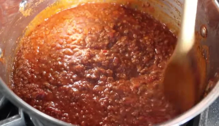 Se necessario, aggiungere spruzzi d'acqua durante la cottura per evitare che la salsa si asciughi troppo.