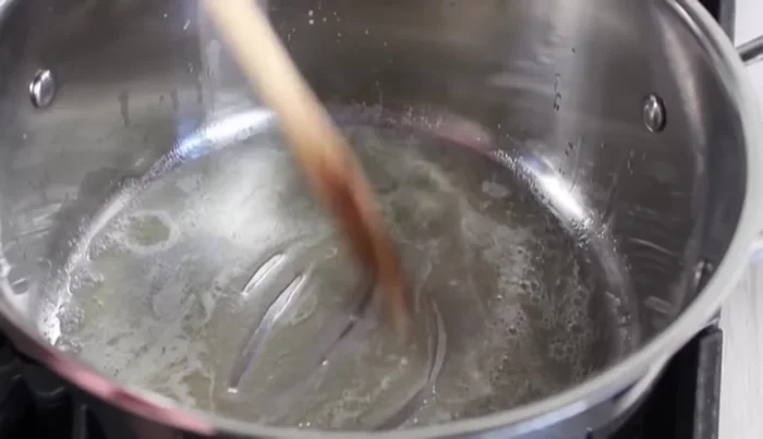 Far appassire le verdure aromatiche (cipolle, sedano e carote tritati finemente) in olio d'oliva e burro a fuoco medio, aggiungendo un pizzico di sale. Mescolare fino a quando diventano traslucide.