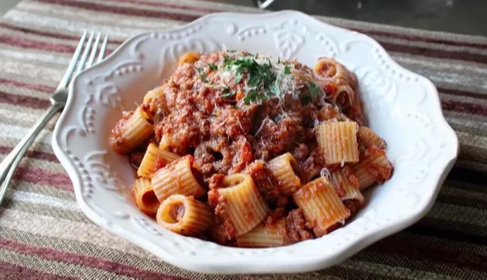 Servire con parmigiano reggiano o pecorino romano e prezzemolo fresco.
